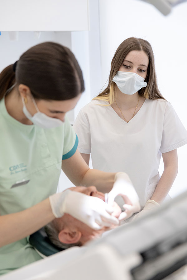 dentista realizando tratamiento de prostodoncia dental en alcorcon