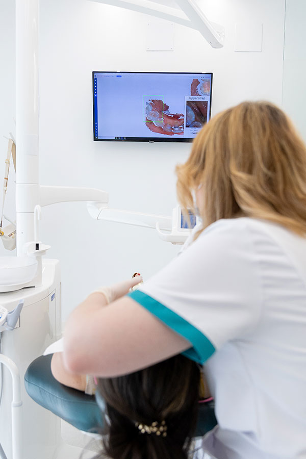 Dentista realizando escáner intraoral en Alcorcón para diseño de prótesis dental