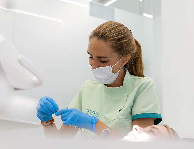dentista evaluando salud periodontal con sondaje
