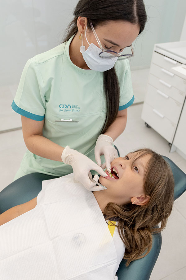dentista infantil valorando tratamiento de ortodoncia