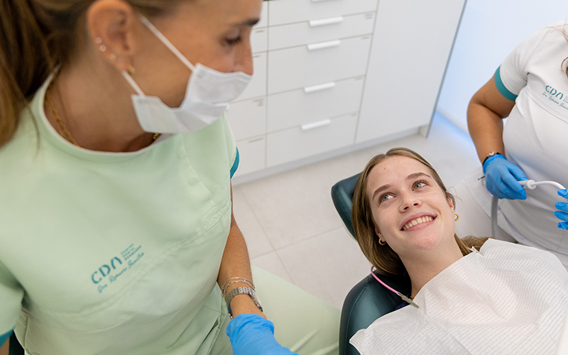 explicacion de higiene bucodental en centro dental avanzado