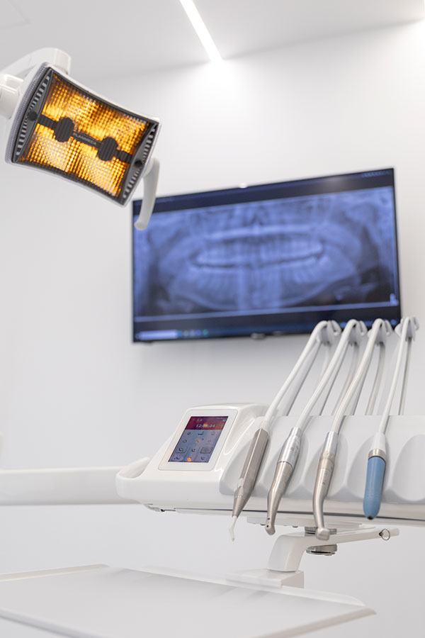 gabinete dental con instrumentos dentales