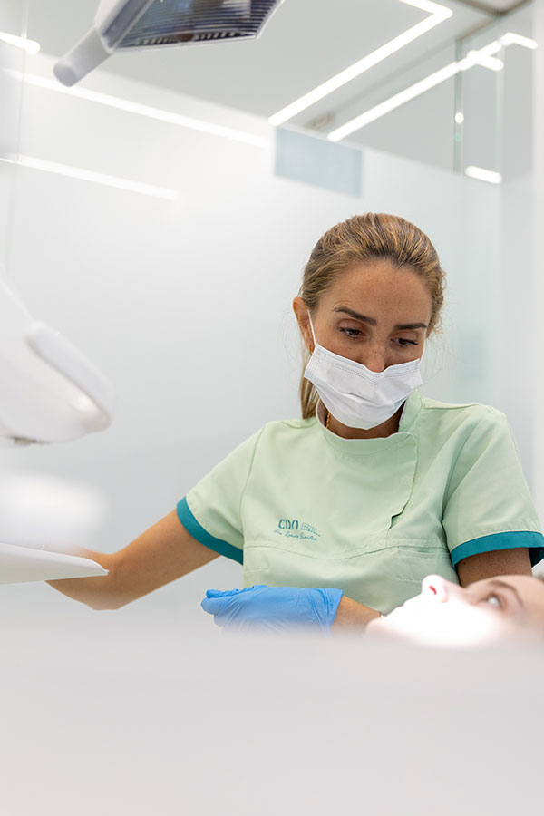 dentista preparando limpieza periodontal