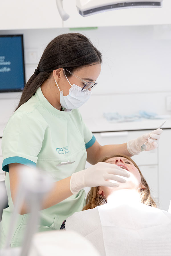 dentista realizando empaste dental en alcorcon