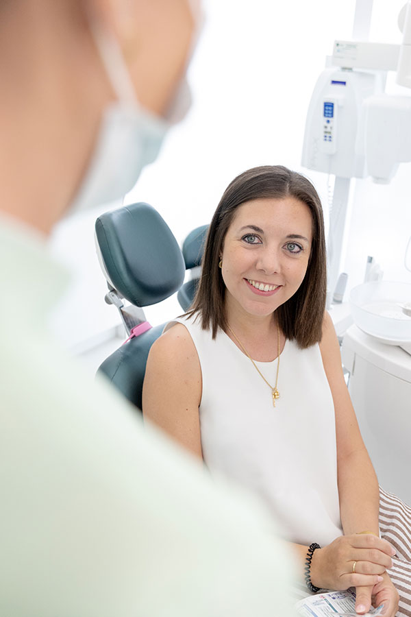 dentista explicando tratamiento de odontologia a paciente en alcorcon