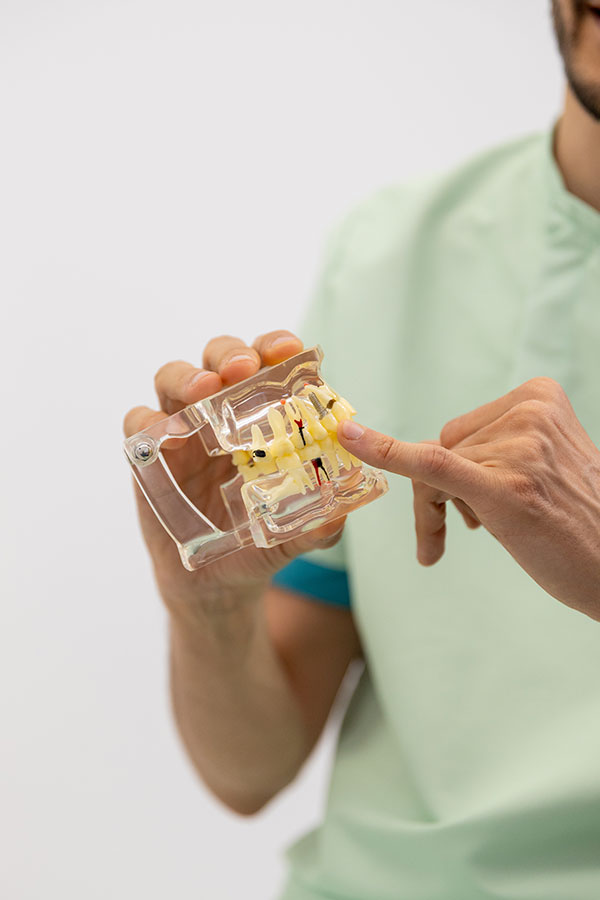 dentista explicando tratamiento con implante dental en alcorcon