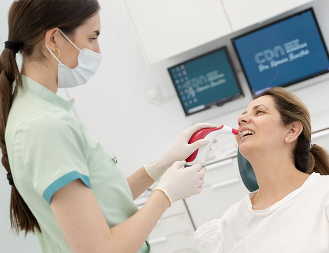 dentista cosmético realizando tratamiento de odontología estética en clínica de Alcorcón