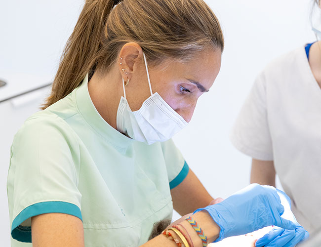 Dentista realizando tratamiento de endodoncia en Alcorcón